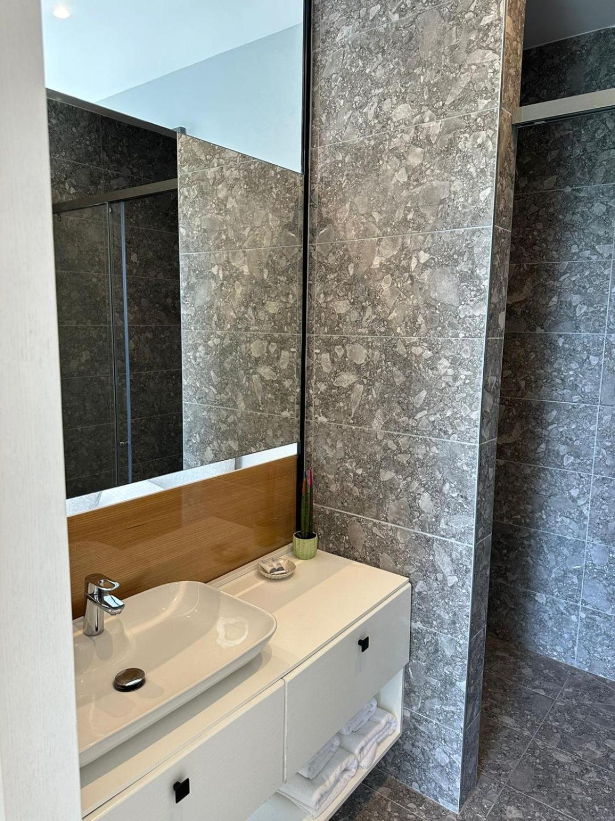 Hotel Dukes Albania à Radhimë Extérieur photo